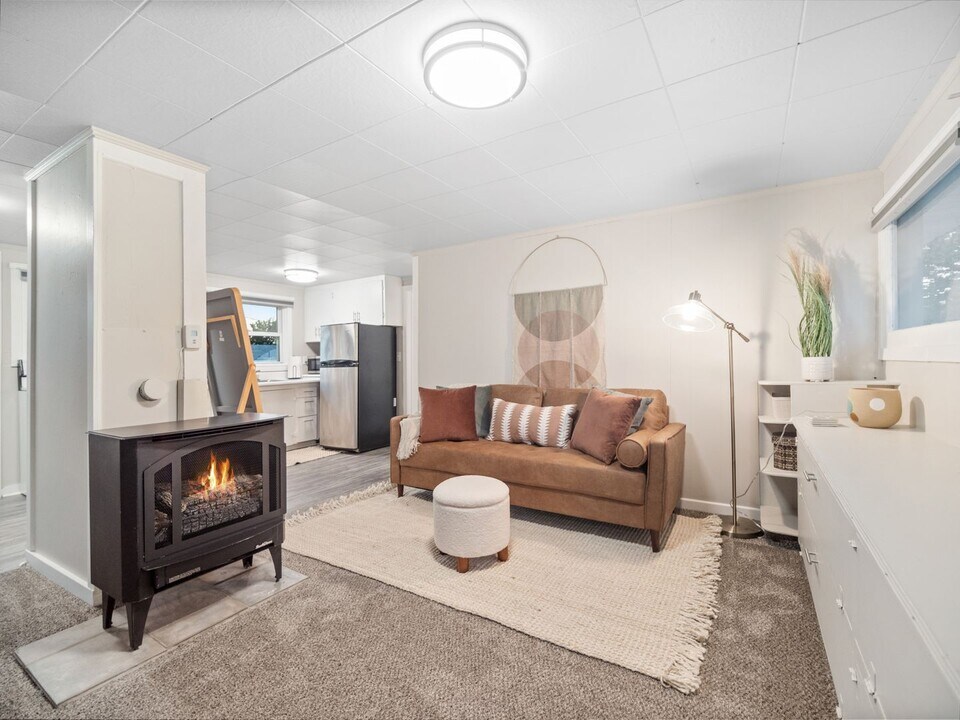 9016 E Frederick Ave in Millwood, WA - Building Photo