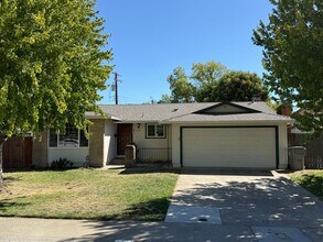 2727 Honeysuckle Way in Sacramento, CA - Building Photo - Building Photo