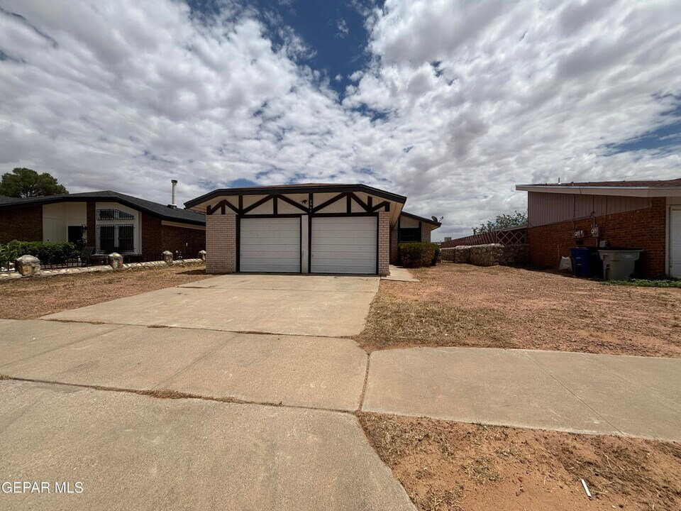 10944 Babe Ruth St in El Paso, TX - Building Photo