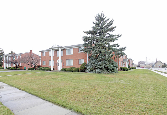 Manhattan Apartments in St. Clair Shores, MI - Building Photo - Building Photo