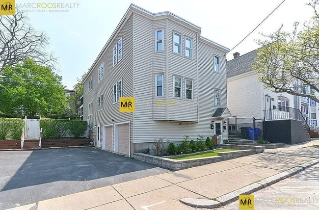 239 Trenton St, Unit A in Boston, MA - Foto de edificio - Building Photo