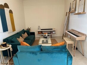 8175 NW 104th Ave in Doral, FL - Foto de edificio - Building Photo