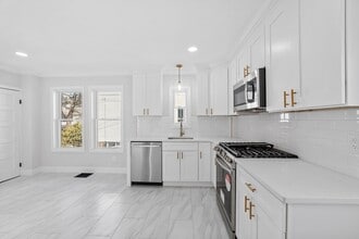 5 Madison St, Unit 5 in Medford, MA - Foto de edificio - Building Photo
