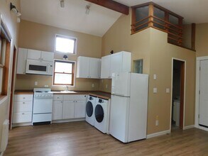 2425-2425 1/2 Cherry Grove St in Eugene, OR - Building Photo - Building Photo