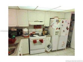 880 NE 207th Terrace-Unit -201-10 in Miami, FL - Foto de edificio - Building Photo