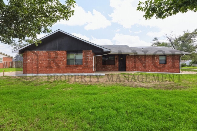 1158 N Edwards