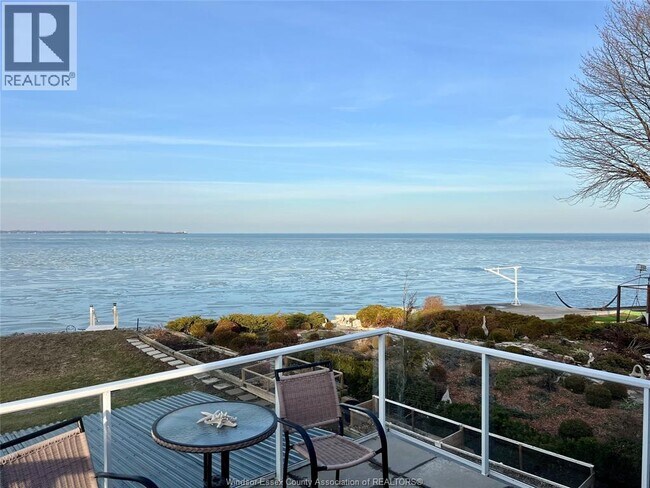 11360 Riverside Dr E in Windsor, ON - Building Photo - Building Photo