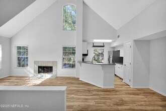 13700 Richmond Park Dr N in Jacksonville, FL - Building Photo - Building Photo