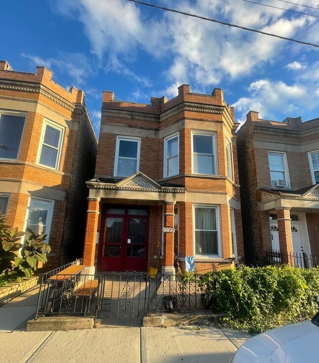 property at 2107 W Coulter St