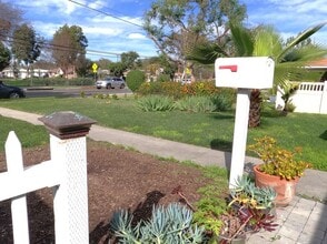 906 S Gilbert St in Fullerton, CA - Foto de edificio - Building Photo