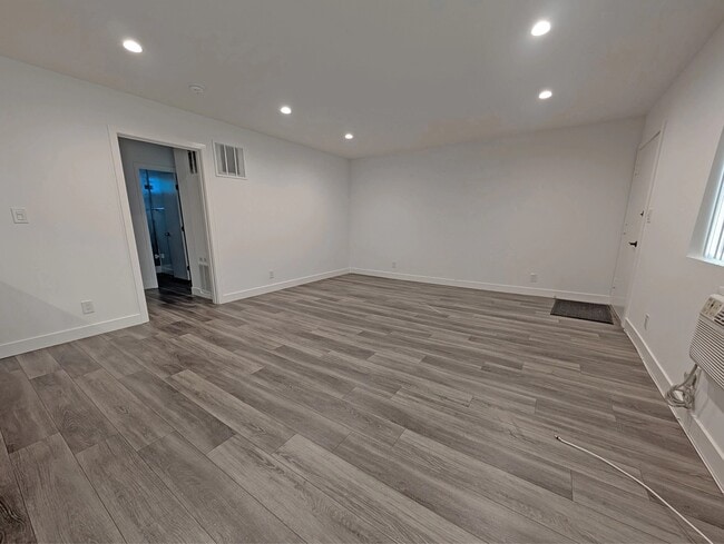 739 N Sweetzer Ave, Unit 4 in Los Angeles, CA - Foto de edificio - Building Photo