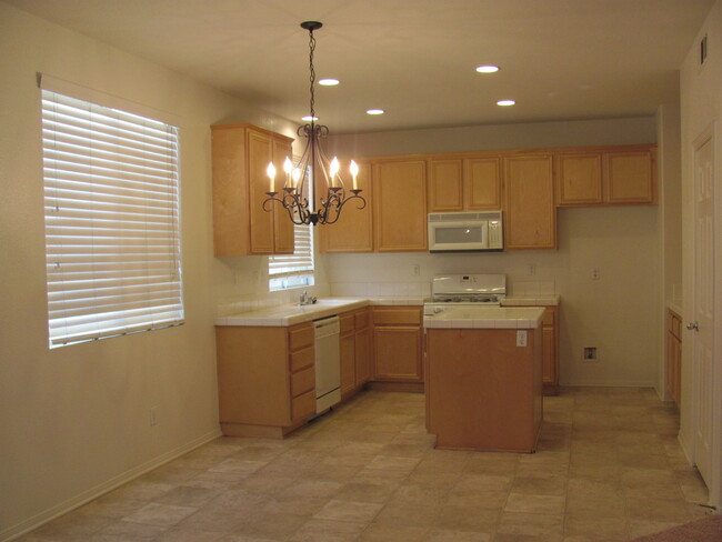 15323 Calle Camelia in Moreno Valley, CA - Building Photo - Building Photo