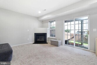 42754 Montevista Square in Leesburg, VA - Building Photo - Building Photo