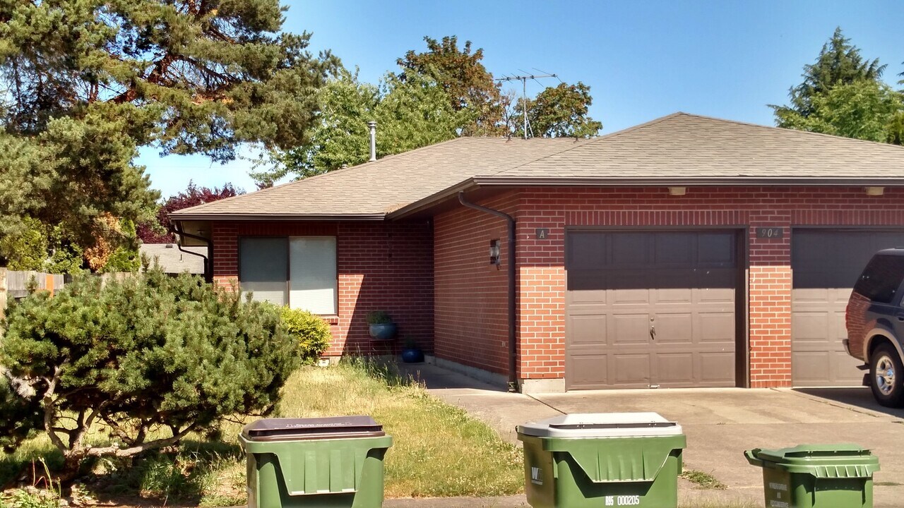 904 Charles St-Unit -HOP904A in Newberg, OR - Building Photo