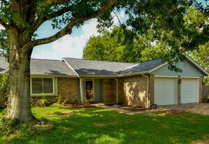 909 Noreda St in Angleton, TX - Building Photo