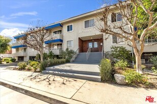 5437 Corteen Pl in Los Angeles, CA - Building Photo