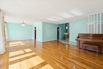 3836 W Estes Ave in Lincolnwood, IL - Building Photo - Building Photo