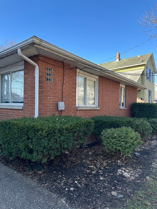 1224 Florida Ave, Unit Apt a 1224 in Akron, OH - Building Photo