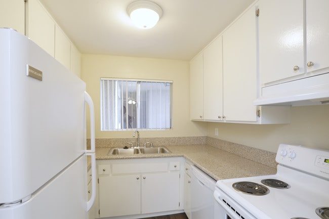 Villa Pacific Apartments in Oceanside, CA - Building Photo - Interior Photo