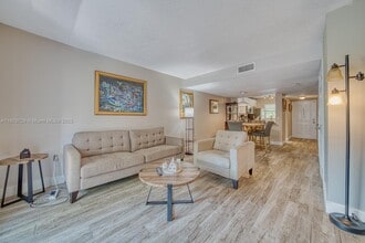 4600 SW 67th Ave, Unit 206 in Miami, FL - Building Photo - Building Photo