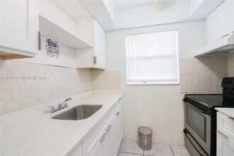 712 NE 8th St in Hallandale Beach, FL - Building Photo - Building Photo