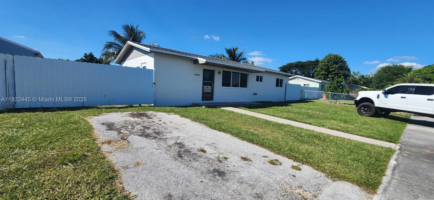27840 SW 128th Pl in Homestead, FL - Building Photo