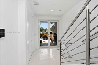 10541 NW 66th St in Doral, FL - Building Photo - Building Photo