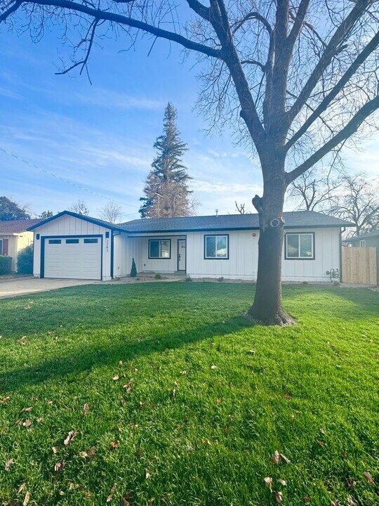 2283 Canal Dr in Redding, CA - Building Photo