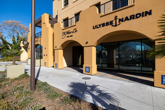 Middle Plaza Apartments in Menlo Park, CA - Building Photo - Building Photo