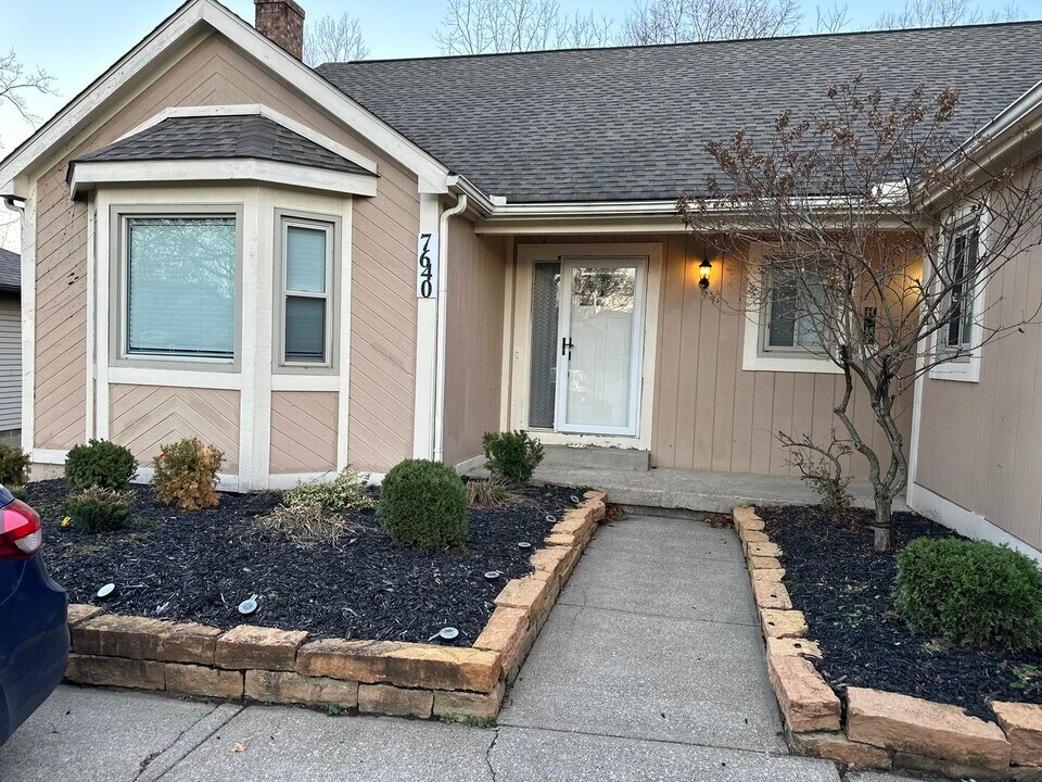 7638 Deercreek Dr in Columbus, OH - Building Photo