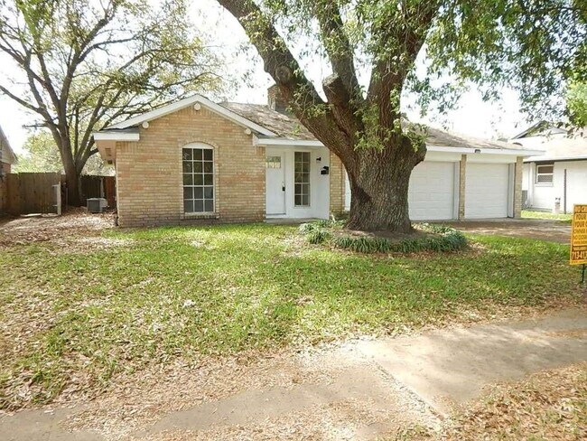 3323 Ripplebrook Dr in Houston, TX - Building Photo - Building Photo