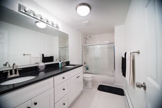 1829 N Humboldt Blvd, Unit B in Chicago, IL - Foto de edificio - Building Photo