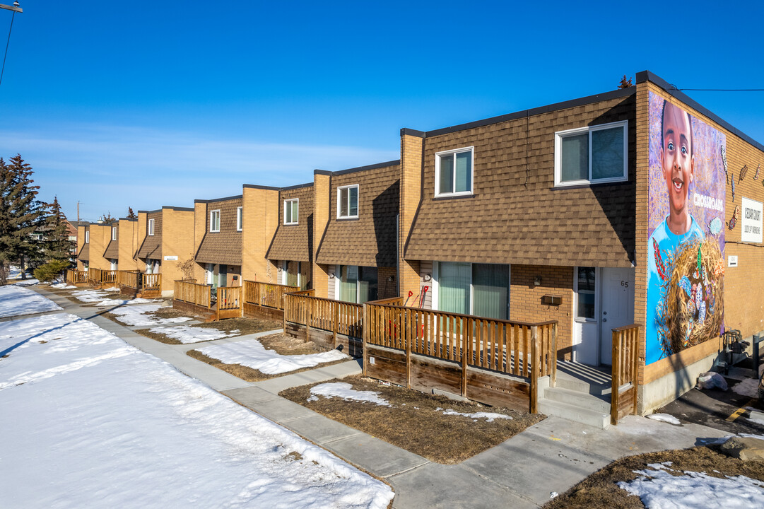 Cedar Court Gardens in Calgary, AB - Building Photo