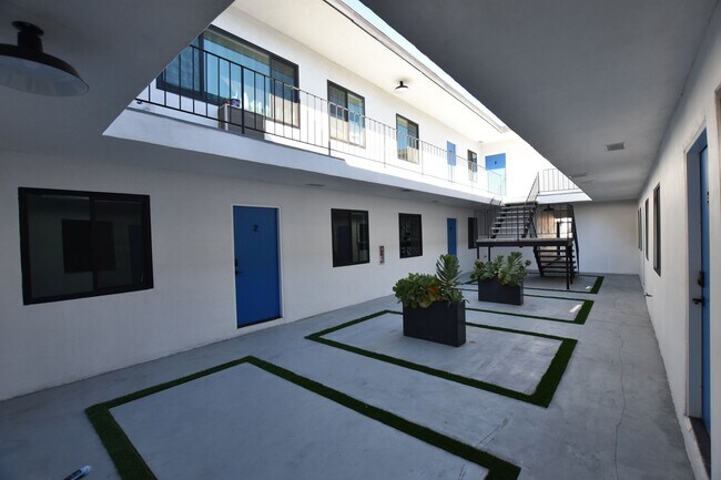 3415 London Street in Los Angeles, CA - Building Photo - Building Photo