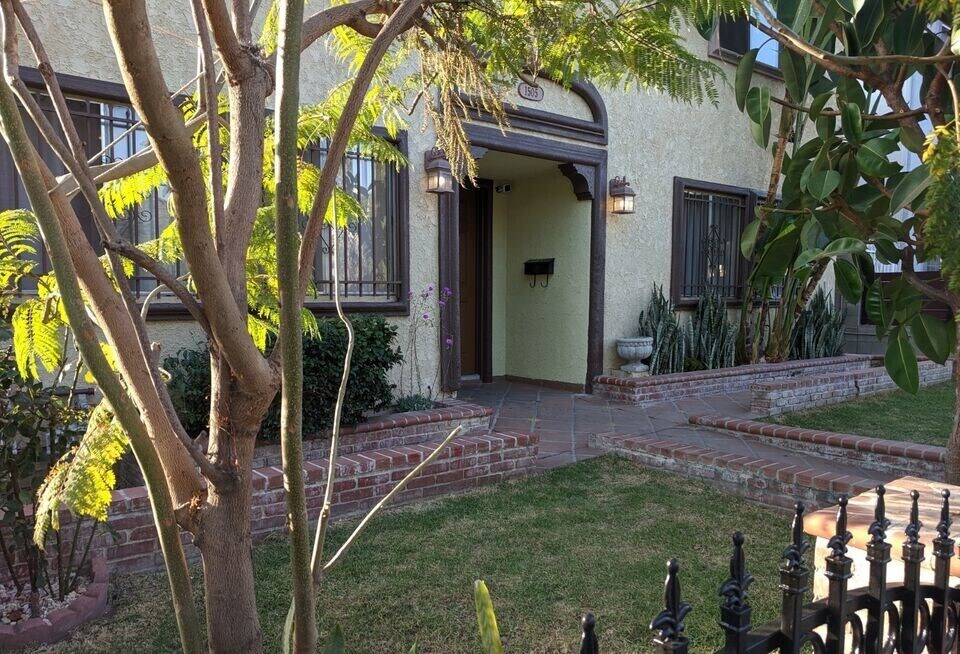 1505 S Dunsmuir Ave, Unit 1505 in Los Angeles, CA - Foto de edificio