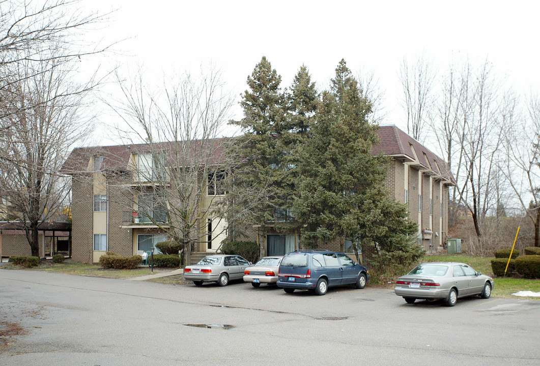 Breton Holiday Gardens in Grand Rapids, MI - Foto de edificio