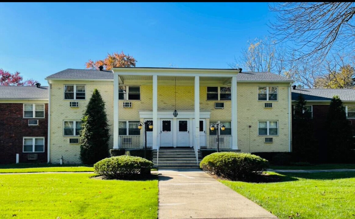 79 Regency Park, Unit 79 Regency in Ramsey, NJ - Building Photo
