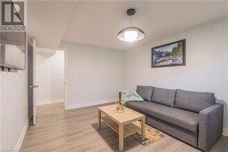 143 Coach Hill Dr in Kitchener, ON - Building Photo - Building Photo