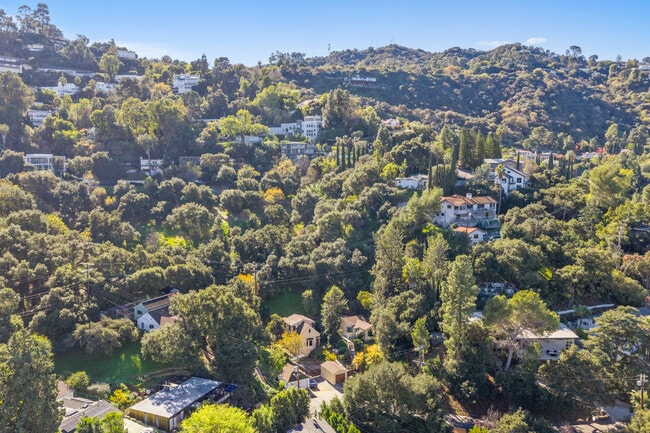 3705 Fredonia Dr in Los Angeles, CA - Foto de edificio - Building Photo
