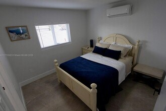1002 NW 74th St in Miami, FL - Building Photo - Building Photo