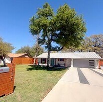 9205 Robins Nest Ln in Austin, TX - Building Photo