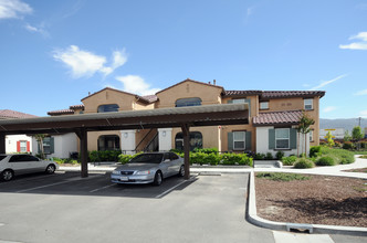 Village at Tehachapi in Tehachapi, CA - Foto de edificio - Building Photo