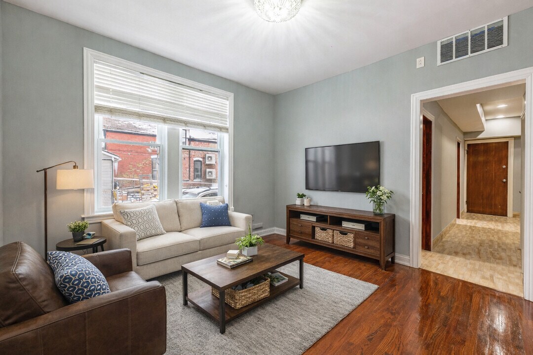 2242 N Western Ave in Chicago, IL - Building Photo