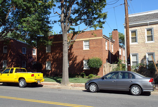 415 N West St in Alexandria, VA - Foto de edificio - Building Photo