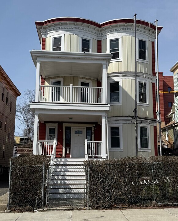207 Harvard St, Unit 2 in Boston, MA - Building Photo