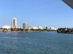 960 Bay Dr in Miami Beach, FL - Building Photo - Building Photo