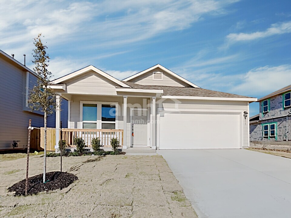 211 Pebble Creek Run in New Braunfels, TX - Building Photo