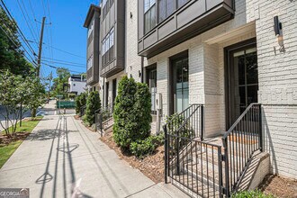 574 Boulevard Pl NE in Atlanta, GA - Foto de edificio - Building Photo