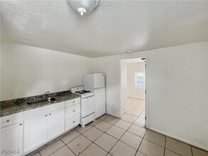 1615 Evans Ave in Ft. Myers, FL - Building Photo - Building Photo