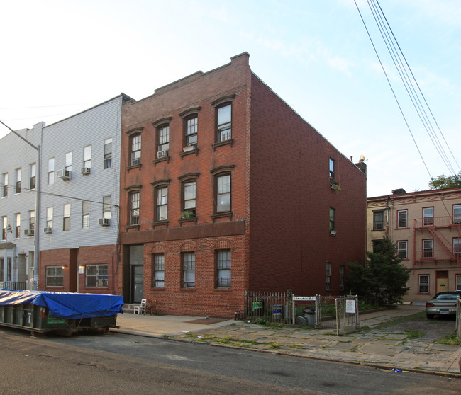 16 Stagg St in Brooklyn, NY - Building Photo - Building Photo